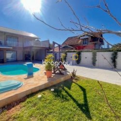 Casa com 420m², 3 quartos (sendo 3 suítes), 2 garagens, no bairro Rio Vermelho em Florianópolis