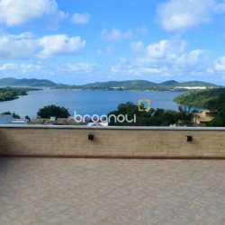 Casa com 209m², 4 quartos (sendo 1 suíte), 2 garagens, no bairro Lagoa da Conceição em Florianópolis