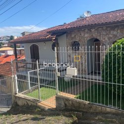 Casa com 240m², 4 quartos (sendo 1 suíte), 2 garagens, no bairro Coqueiros em Florianópolis