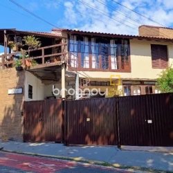 Hotel com 490m², 13 quartos (sendo 3 suítes), 2 garagens, no bairro Canasvieiras em Florianópolis