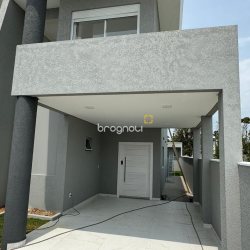 Casa com 170m², 3 quartos (sendo 1 suíte), 4 garagens, no bairro Ingleses em Florianópolis