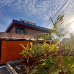 Casa de Condomínio com 309m², 4 quartos (sendo 3 suítes), 2 garagens, no bairro Rio Tavares em Florianópolis