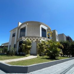 Casa de Condomínio com 223m², 4 quartos (sendo 3 suítes), 2 garagens, no bairro Ingleses em Florianópolis