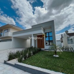 Casa de Condomínio com 137m², 3 quartos (sendo 1 suíte), 2 garagens, no bairro Praia de Fora em Palhoça