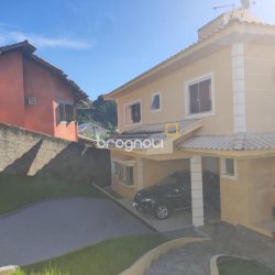 Casa com 281m², 4 quartos (sendo 2 suítes), 5 garagens, no bairro Morro da Cruz em Florianópolis