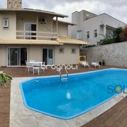 Casa com 214m², 4 quartos (sendo 1 suíte), 4 garagens, no bairro Carianos em Florianópolis
