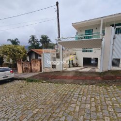 Casa com 291m², 4 quartos (sendo 4 suítes), 3 garagens, no bairro Trindade em Florianópolis