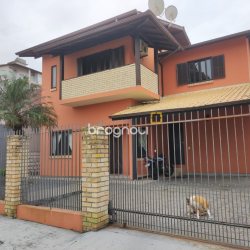 Casa com 143m², 4 quartos (sendo 1 suíte), 2 garagens, no bairro Centro em São José