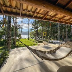 Casa com 350m², 4 quartos (sendo 3 suítes), 3 garagens, no bairro Praia Mole em Florianópolis