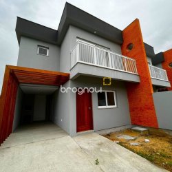 Casa com 112m², 3 quartos (sendo 1 suíte), 2 garagens, no bairro Rio Tavares em Florianópolis