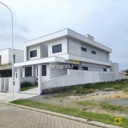 Casa com 162m², 3 quartos (sendo 3 suítes), 2 garagens, no bairro Campeche em Florianópolis