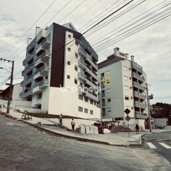 Cobertura com 93m², 3 quartos (sendo 1 suíte), 2 garagens, no bairro Itacorubi em Florianópolis