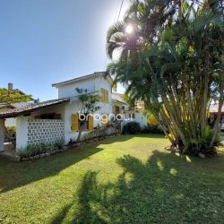 Casa com 233m², 7 quartos (sendo 1 suíte), 2 garagens, no bairro Cachoeira do Bom Jesus em Florianópolis