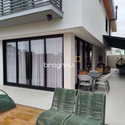 Casa com 180m², 3 quartos (sendo 1 suíte), 2 garagens, no bairro Rio Tavares em Florianópolis