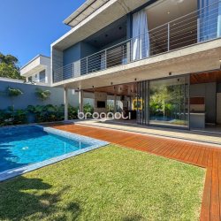 Casa de Condomínio com 492m², 5 quartos (sendo 5 suítes), 4 garagens, no bairro Campeche em Florianópolis