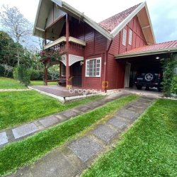 Casa de Condomínio com 200m², 3 quartos (sendo 1 suíte), 2 garagens, no bairro Cacupé em Florianópolis