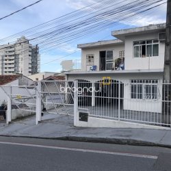 Casa com 259m², 6 quartos (sendo 2 suítes), 5 garagens, no bairro Barreiros em São José