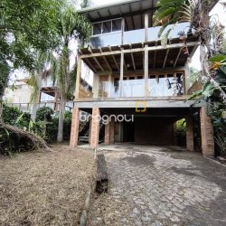 Casa com 270m², 2 quartos (sendo 1 suíte), 2 garagens, no bairro Lagoa da Conceição em Florianópolis