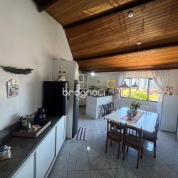 Casa com 110m², 3 quartos, 5 garagens, no bairro Itacorubi em Florianópolis
