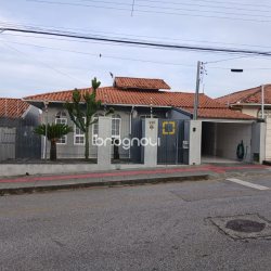 Casa com 191m², 4 quartos (sendo 1 suíte), 2 garagens, no bairro Ipiranga em São José
