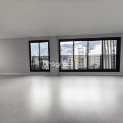 Apartamento com 113m², 3 quartos (sendo 1 suíte), 2 garagens, no bairro Centro em Florianópolis