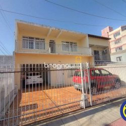 Casa com 330m², 5 quartos, 2 garagens, no bairro Balneário em Florianópolis