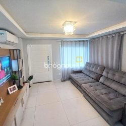 Casa com 158m², 3 quartos (sendo 3 suítes), 2 garagens, no bairro Rio Vermelho em Florianópolis
