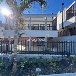 Casa de Condomínio com 242m², 3 quartos (sendo 3 suítes), 2 garagens, no bairro Cacupé em Florianópolis