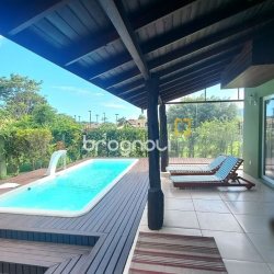 Casa de Condomínio com 214m², 4 quartos (sendo 1 suíte), 3 garagens, no bairro Campeche em Florianópolis