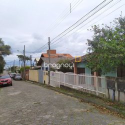 Casa com 130m², 4 quartos (sendo 2 suítes), 2 garagens, no bairro Sambaqui em Florianópolis