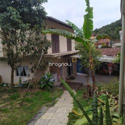 Casa com 130m², 4 quartos (sendo 2 suítes), 2 garagens, no bairro Sambaqui em Florianópolis
