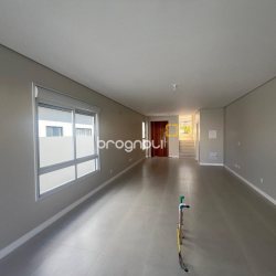 Casa com 150m², 3 quartos (sendo 1 suíte), 2 garagens, no bairro Carianos em Florianópolis