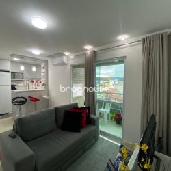 Apartamento com 75m², 2 quartos (sendo 1 suíte), 1 garagem, no bairro Centro em Palhoça