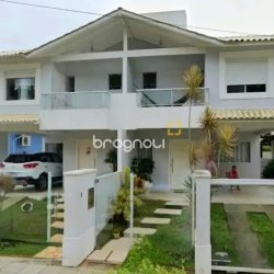 Casa com 150m², 4 quartos (sendo 2 suítes), 2 garagens, no bairro Canasvieiras em Florianópolis
