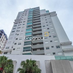 Apartamento com 112m², 2 quartos (sendo 2 suítes), 2 garagens, no bairro Centro em Florianópolis