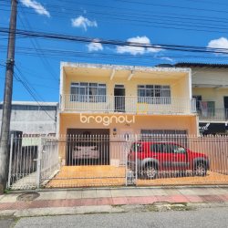 Casa com 330m², 5 quartos, 3 garagens, no bairro Balneário em Florianópolis