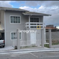 Casa com 276m², 4 quartos (sendo 1 suíte), 3 garagens, no bairro Jardim Cidade de Florianópolis em São José