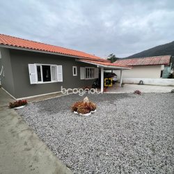 Casa com 140m², 3 quartos (sendo 1 suíte), 2 garagens, no bairro Rio Vermelho em Florianópolis