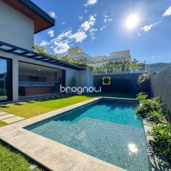 Casa com 607m², 4 quartos (sendo 4 suítes), 6 garagens, no bairro Lagoa da Conceição em Florianópolis