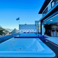 Casa com 285m², 4 quartos (sendo 2 suítes), 2 garagens, no bairro Trindade em Florianópolis