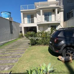 Casa com 247m², 3 quartos (sendo 1 suíte), 1 garagem, no bairro Barreiros em São José