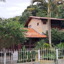Casa com 75m², 3 quartos (sendo 1 suíte), 4 garagens, no bairro Ingleses do Rio Vermelho em Florianópolis