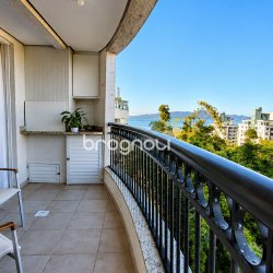 Apartamento com 94m², 2 quartos (sendo 2 suítes), 2 garagens, no bairro Coqueiros em Florianópolis