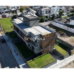 Casa com 225m², 3 quartos (sendo 3 suítes), 4 garagens, no bairro Jurerê em Florianópolis