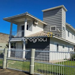 Casa com 146m², 4 quartos (sendo 1 suíte), 2 garagens, no bairro Campeche em Florianópolis