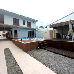 Casa com 300m², 4 quartos (sendo 2 suítes), 3 garagens, no bairro Sertão do Maruim em São José