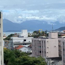 Cobertura com 97m², 3 quartos (sendo 3 suítes), 2 garagens, no bairro Capoeiras em Florianópolis