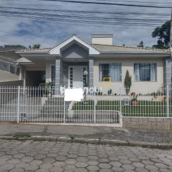 Casa com 209m², 4 quartos (sendo 1 suíte), 4 garagens, no bairro Carvoeira em Florianópolis