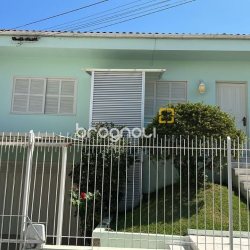Casa com 185m², 4 quartos (sendo 1 suíte), 2 garagens, no bairro Capoeiras em Florianópolis