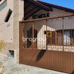 Casa com 200m², 7 quartos (sendo 2 suítes), 2 garagens, no bairro Carvoeira em Florianópolis